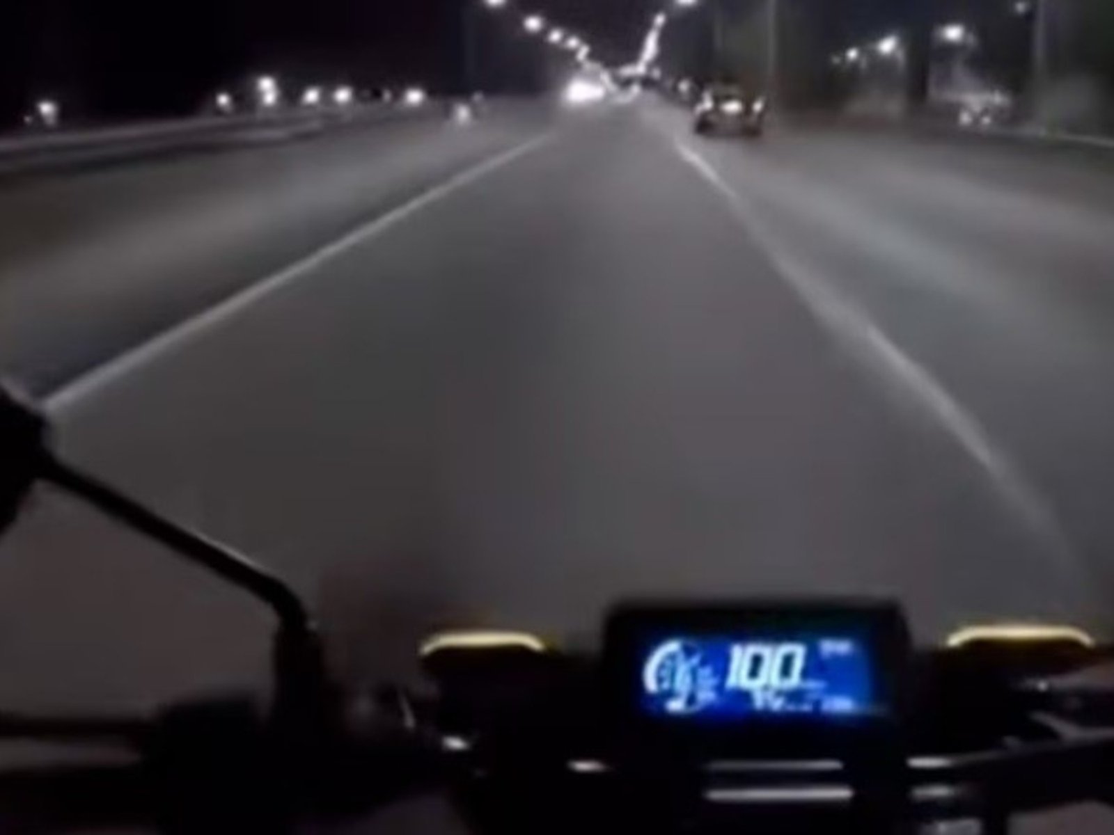 motochorros le roban a un motociclista cuando iba a 100 kilómetros por hora y todo fue filmado