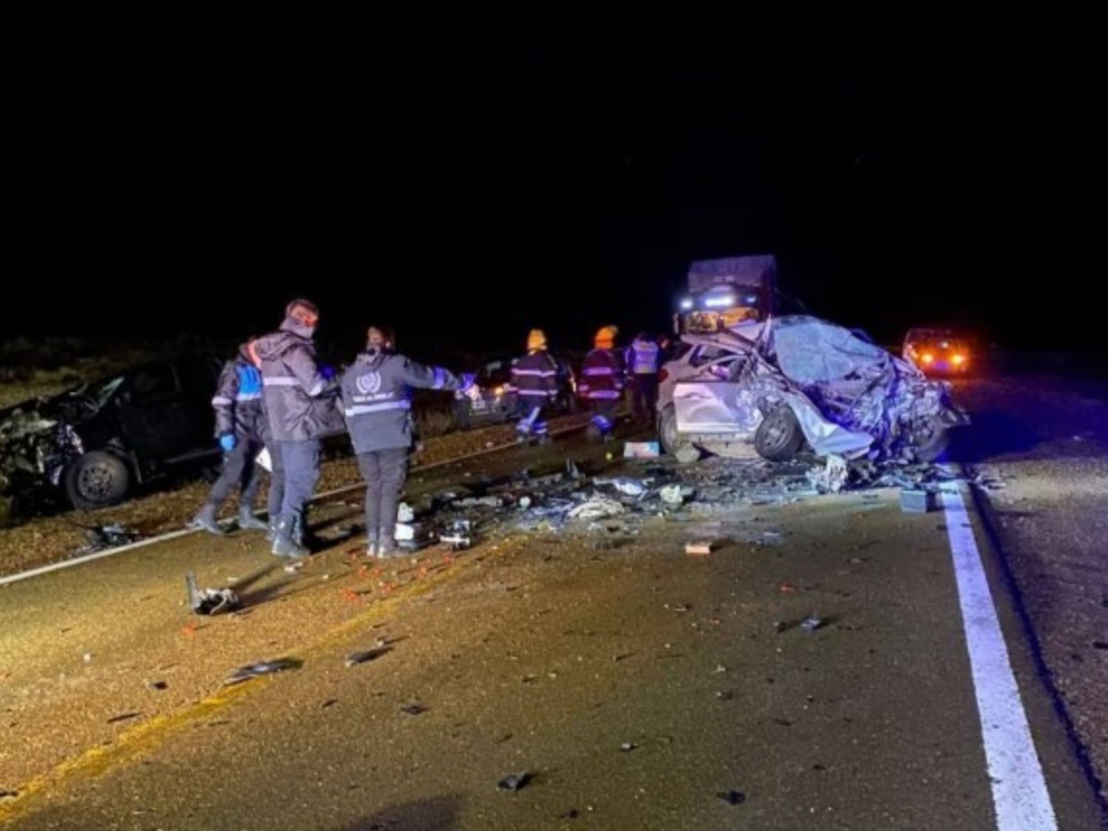 murieron una mujer y sus dos hijos tras un violentísimo choque entre dos camionetas