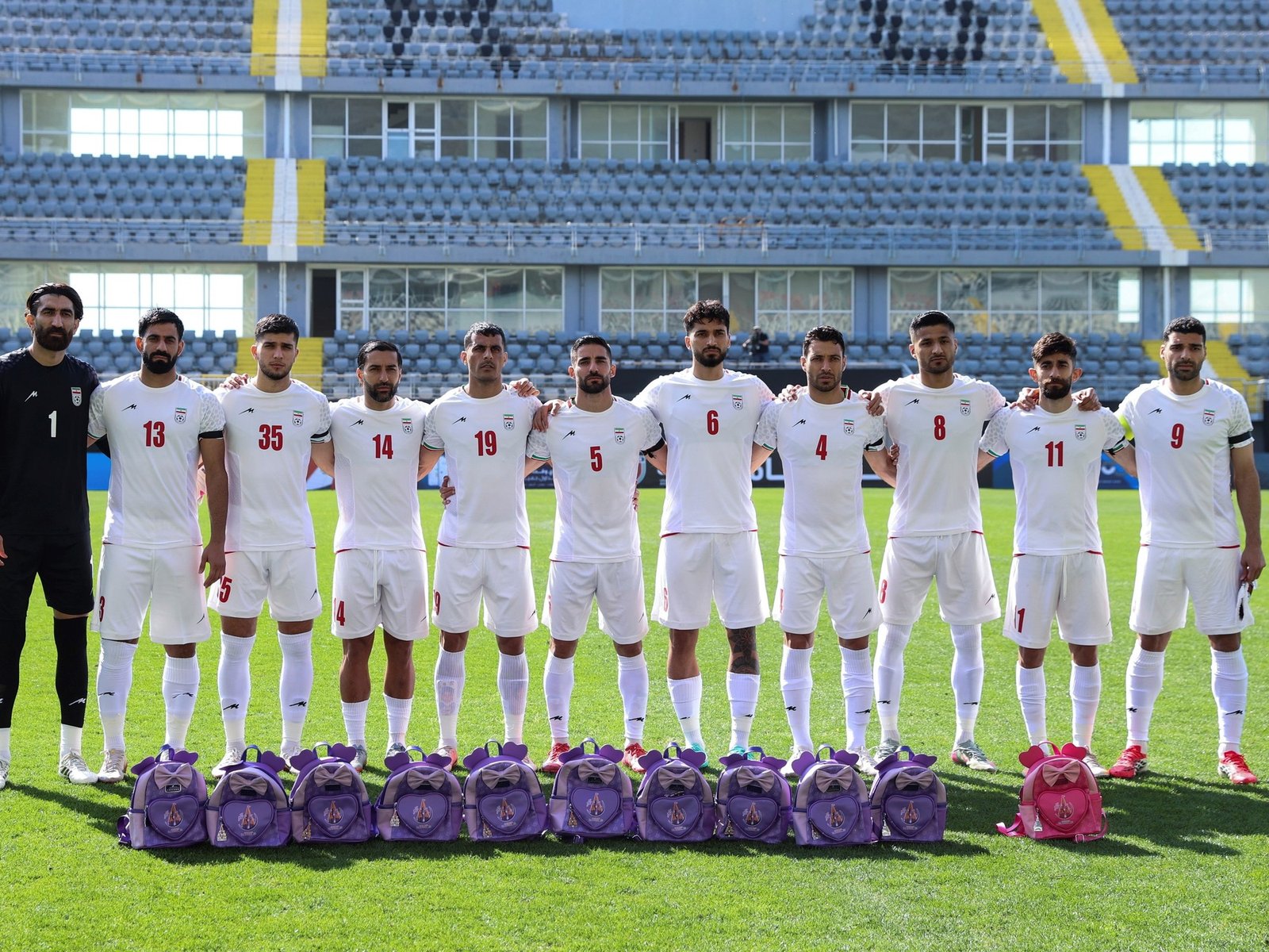 posaron con mochilas por las víctimas del bombardeo a una escuela