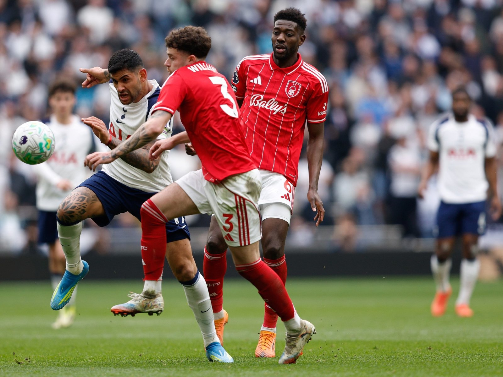quedó a un punto de la zona de descenso en la Premier y se salvó por el Aston Villa de Dibu Martínez