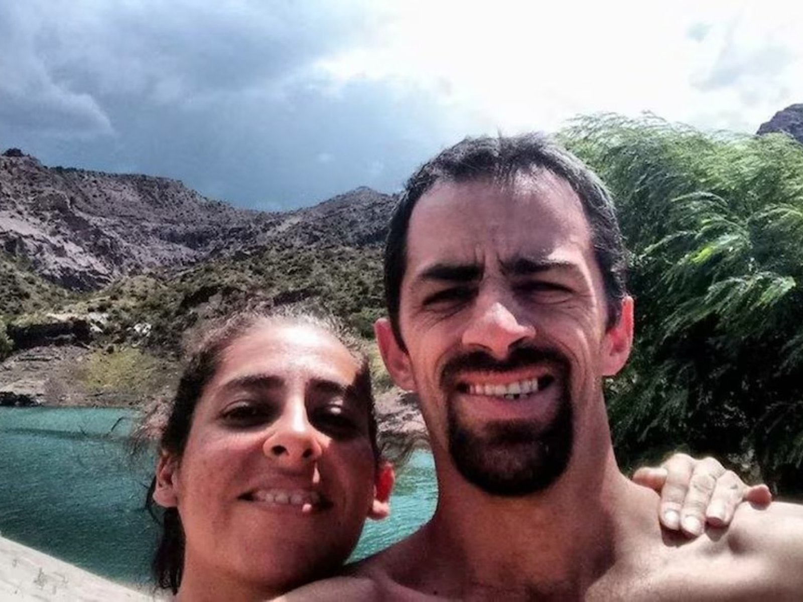 su pareja necesita volver al país en un avión sanitario tras sufrir un violento accidente