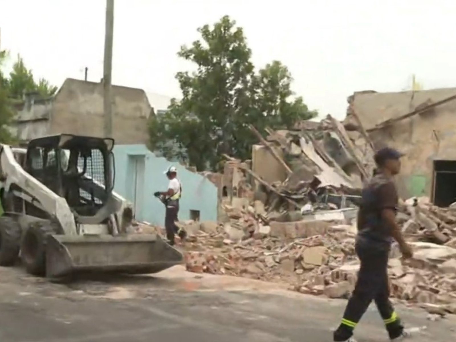 un auto de colección quedó destruido bajo los escombros