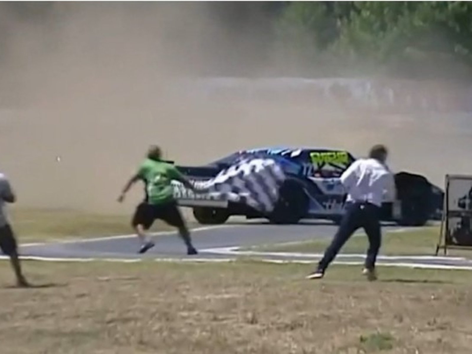 un auto se despistó y tres personas corrieron para evitar ser atropelladas