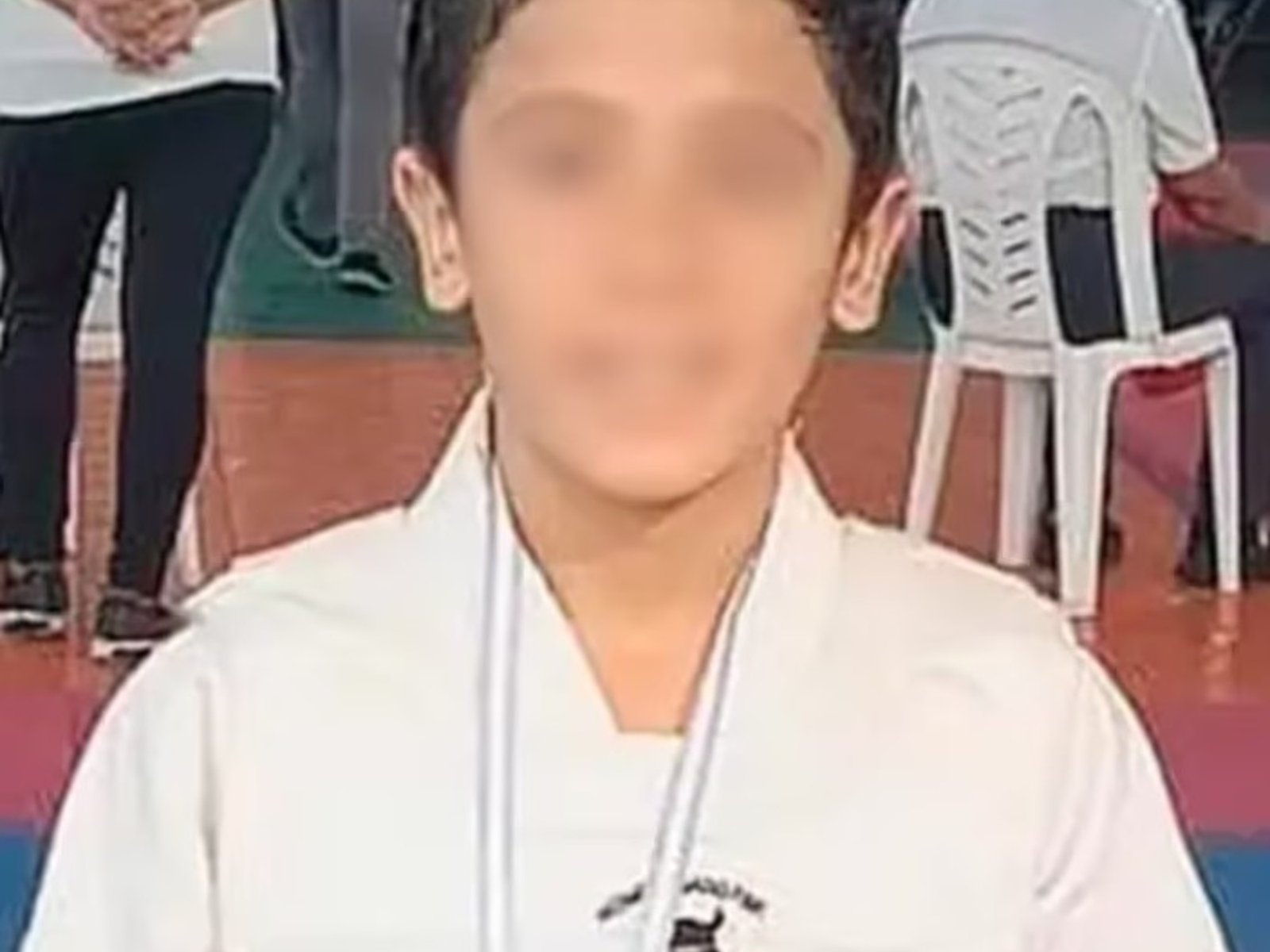 un chico de 12 años fue a buscar su pelota al patio de un cura y se electrocutó con el portón