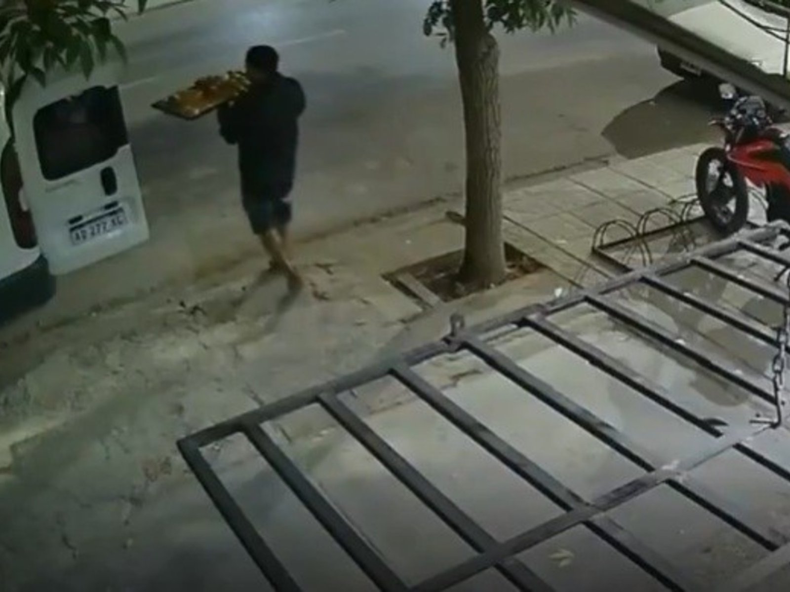 un conductor perdió el control de su auto, provocó un múltiple choque y de milagro no mató a un panadero