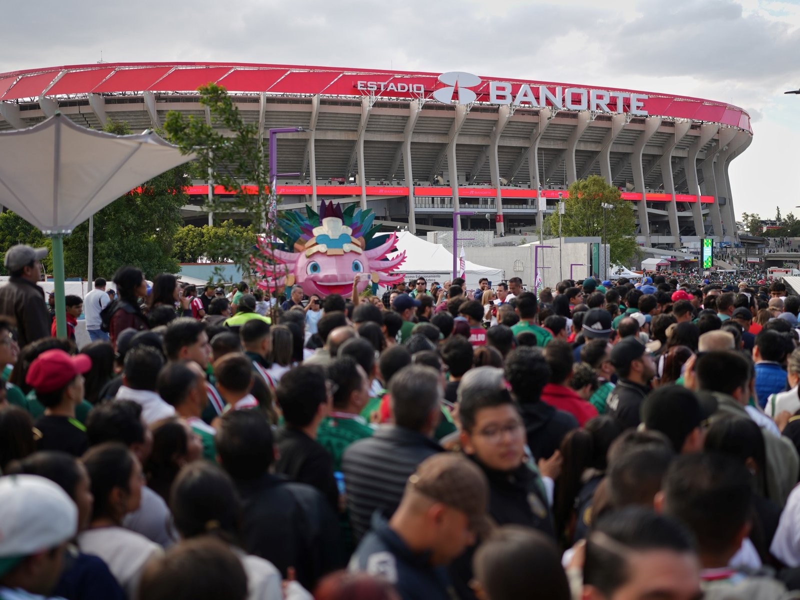 un hincha murió tras intentar saltar hacia la zona de palcos