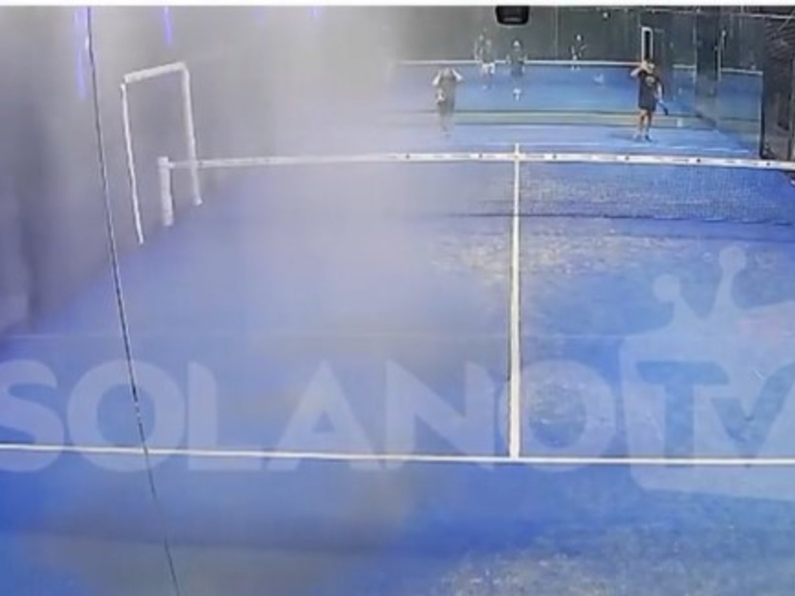 un jugador de pádel golpeó un caño de agua e inundó la cancha