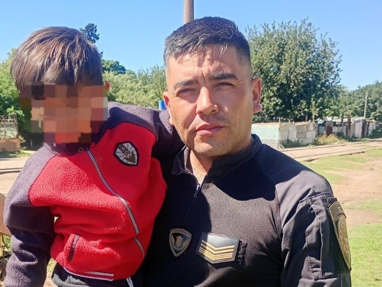 un policía salvó a un nene de 3 años de ser atropellado por un tren