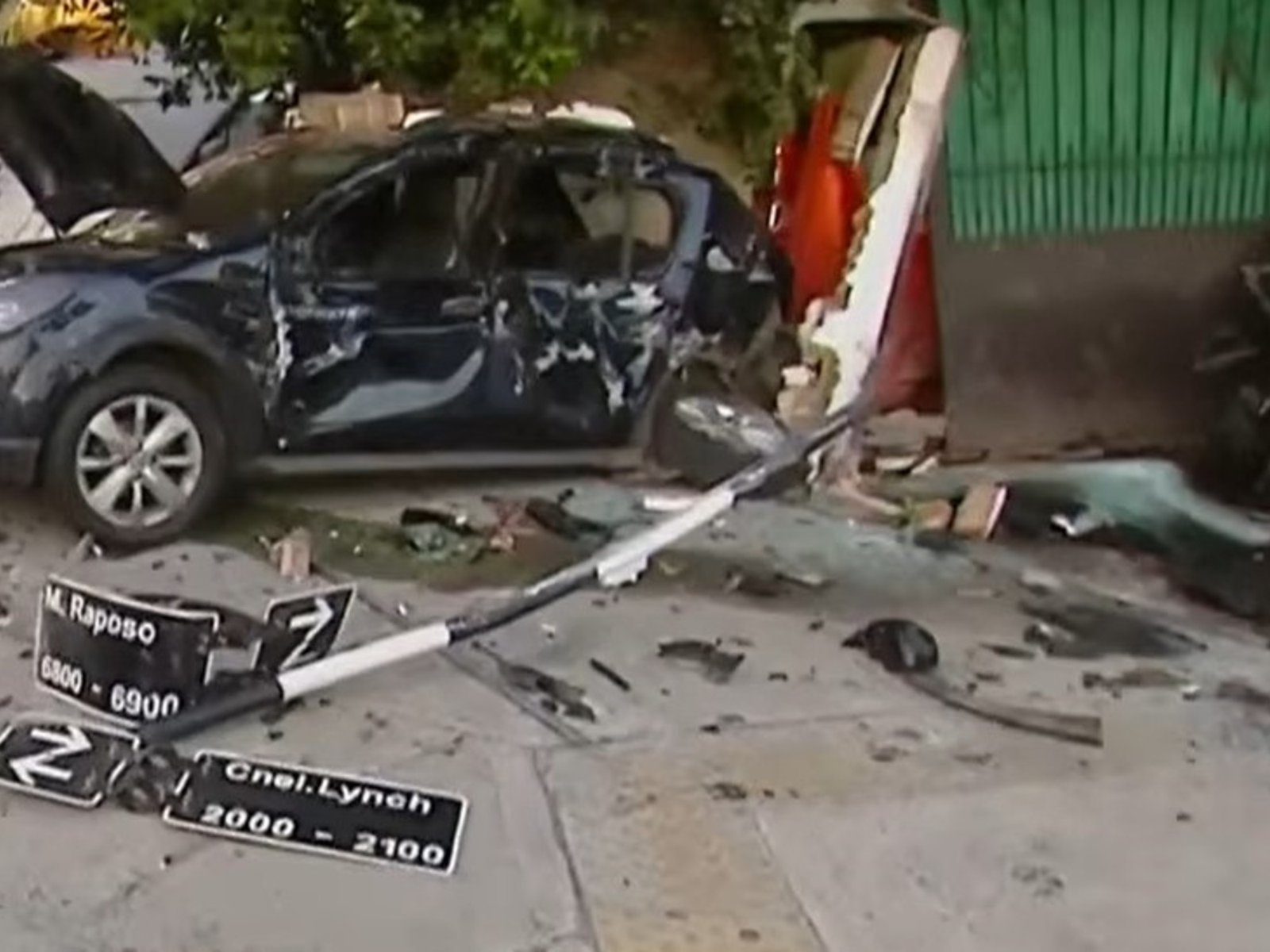 una frenética persecución policial terminó con tres autos destruidos y uno de ellos adentro de una casa