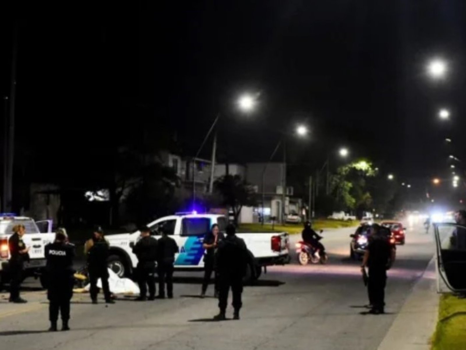 uno murió tras chocar con un patrullero y el otro en una presunta picada