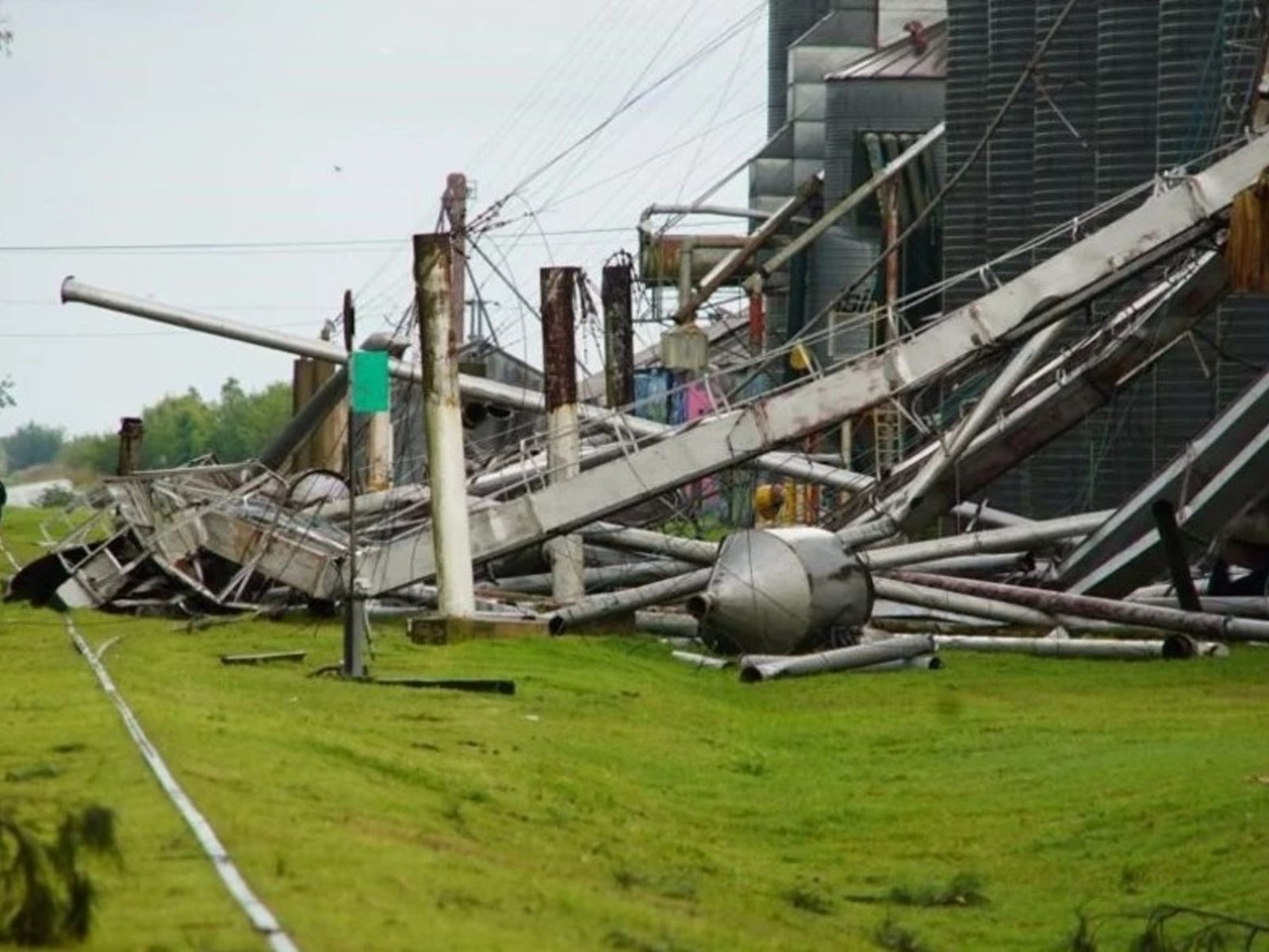 vientos huracanados en el sur de Santa Fe y fuertes lluvias en Córdoba dejaron pueblos sin luz y dañaron silos