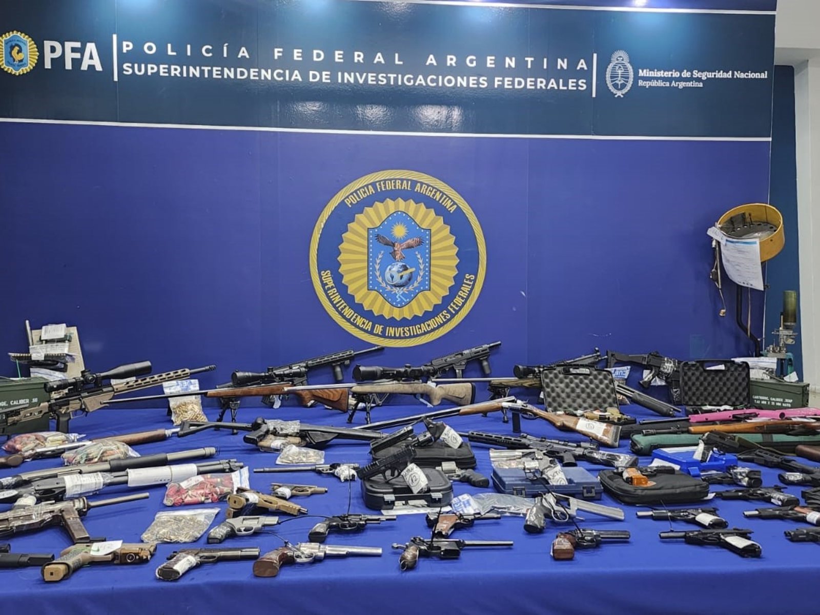 140 allanamientos, 35 detenidos y un arsenal con escopetas y ametralladoras