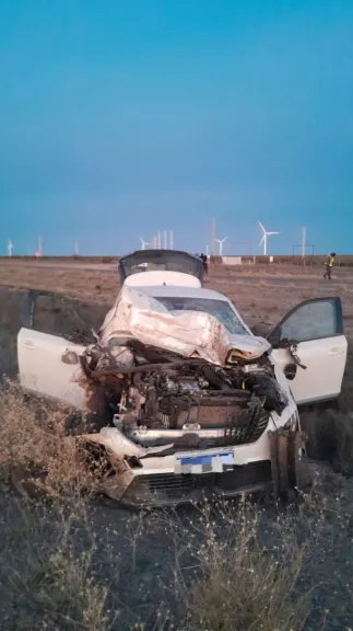 Abogados chocaron contra un camión cuando viajaban de Madryn para Trelew y salieron ilesos