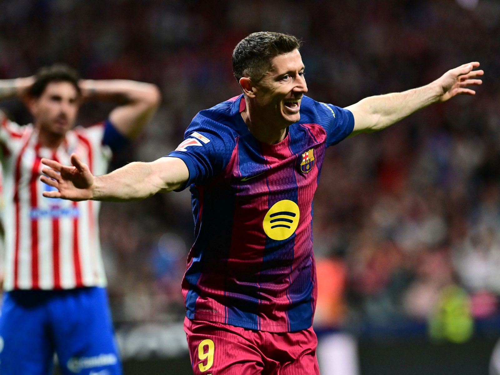 Barcelona le ganó al Atlético de Madrid un partido caliente y a pura polémica pero que lo deja más líder que nunca de LaLiga