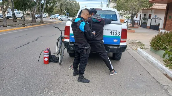 Barrio Roca: lo atraparon cuando escapaba en bicicleta con un matafuego robado