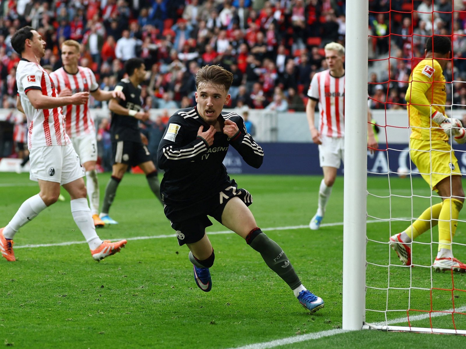 Bayern Múnich perdía hasta el minuto 92 pero se lo dio vuelta al Friburgo, llegó a los 100 goles en 28 partidos y viajará afilado al Bernabéu