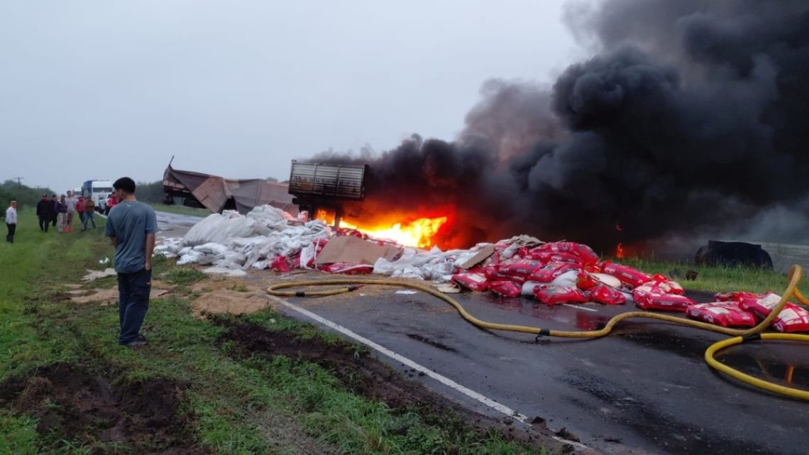 Choque, incendio y muerte en una ruta de Chaco: un camionero quedó atrapado en la cabina