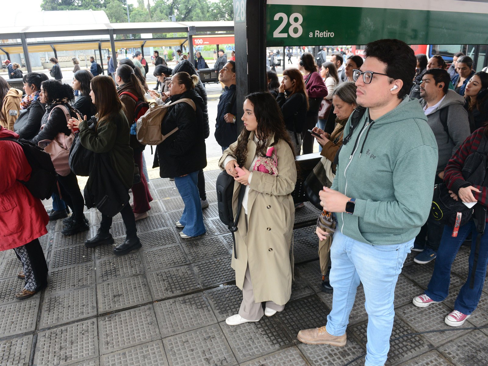 Circulan menos colectivos en el AMBA, hay largas colas y las empresas advierten que mañana podría no haber servicio: "Es inviable"