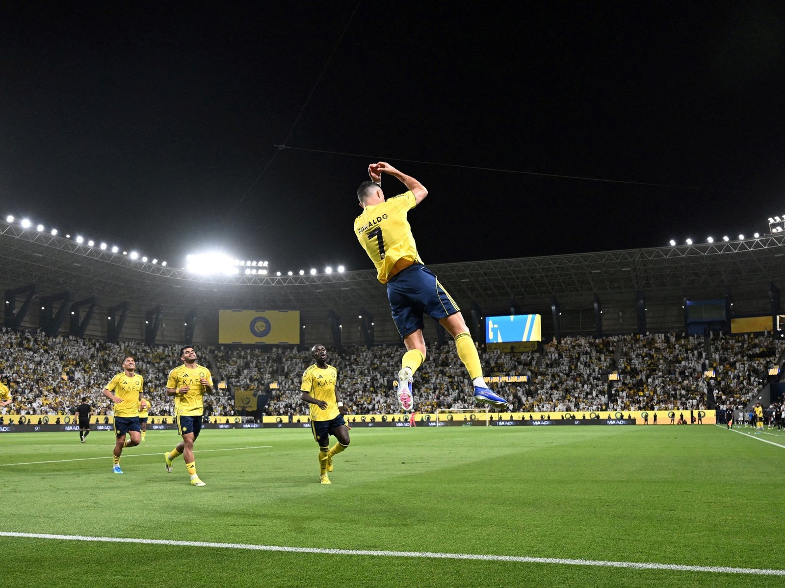 Cristiano Ronaldo volvió tras su lesión, metió un doblete y está cada vez más cerca de los 1000 goles