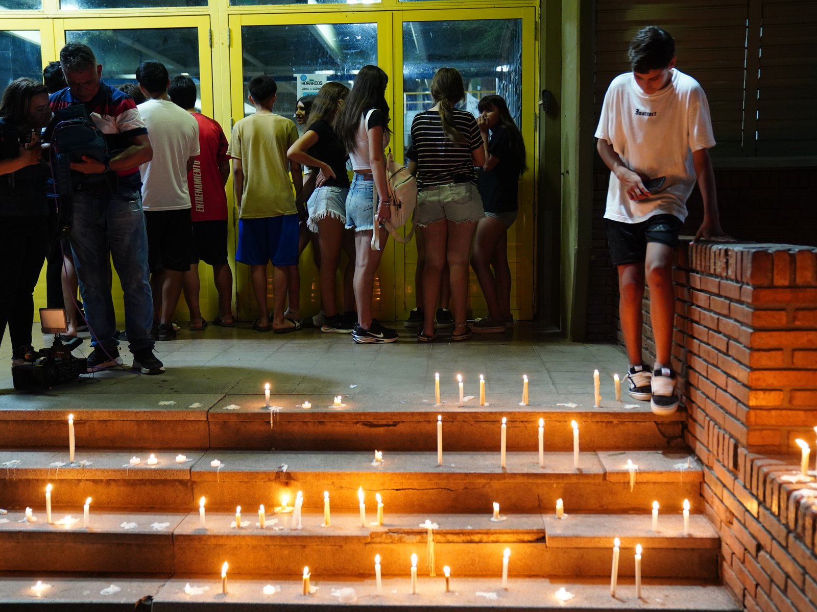 Cuál es el vínculo entre el tirador de San Cristóbal, el último detenido y una red digital que venera la tragedia