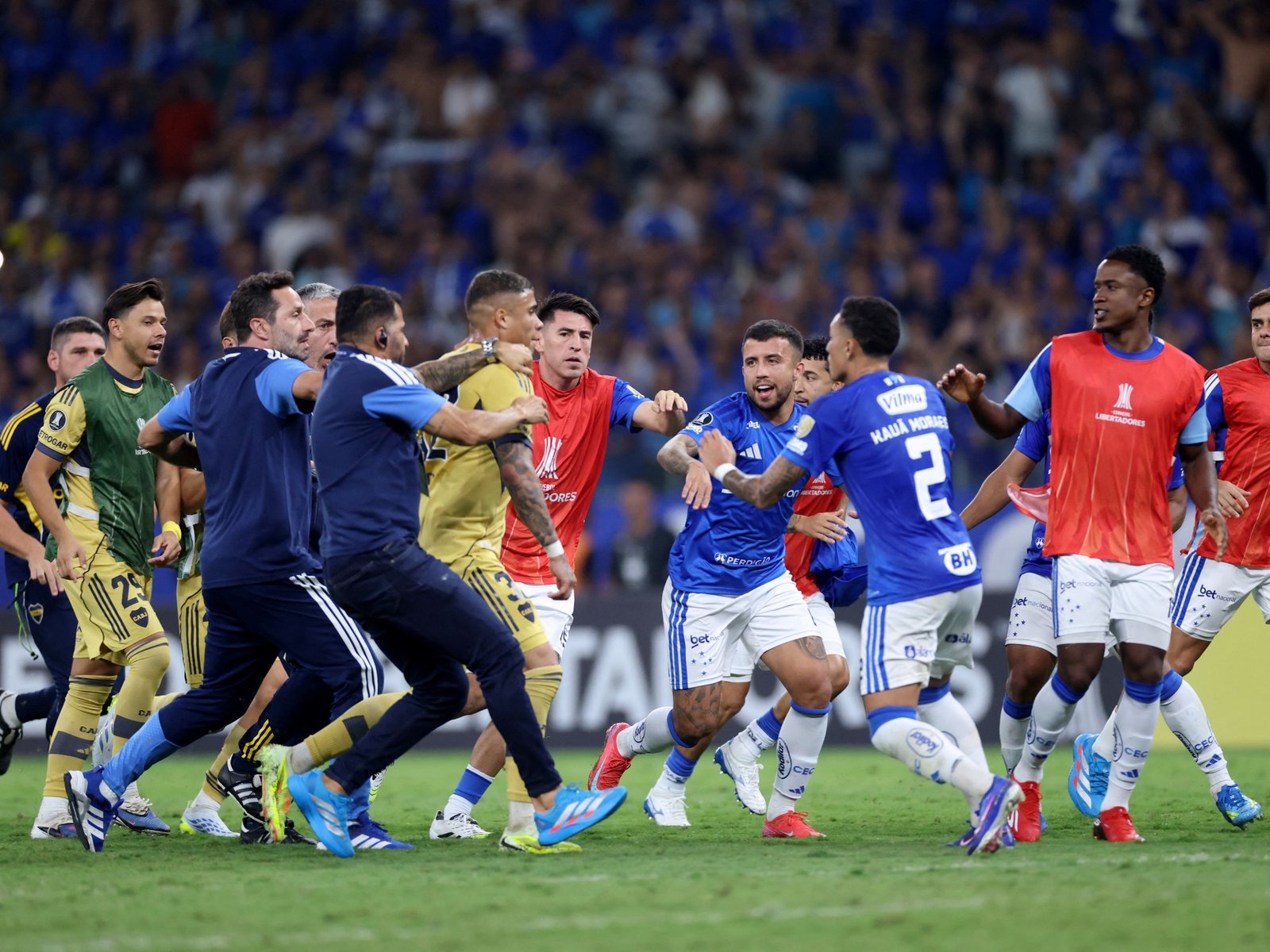 Descontrol final: los de Boca fueron a buscar a un jugador de Cruzeiro y casi se arma :: Olé