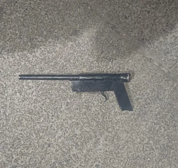 Dos menores asaltaron un autoservicio con un arma tumbera para llevarse bebidas alcoholicas