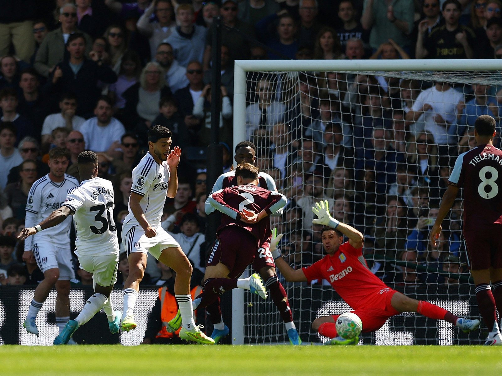 El Dibu Martínez no pudo evitar la derrota del Aston Villa, pero la clasificación a la Champions League por ahora no corre riesgo