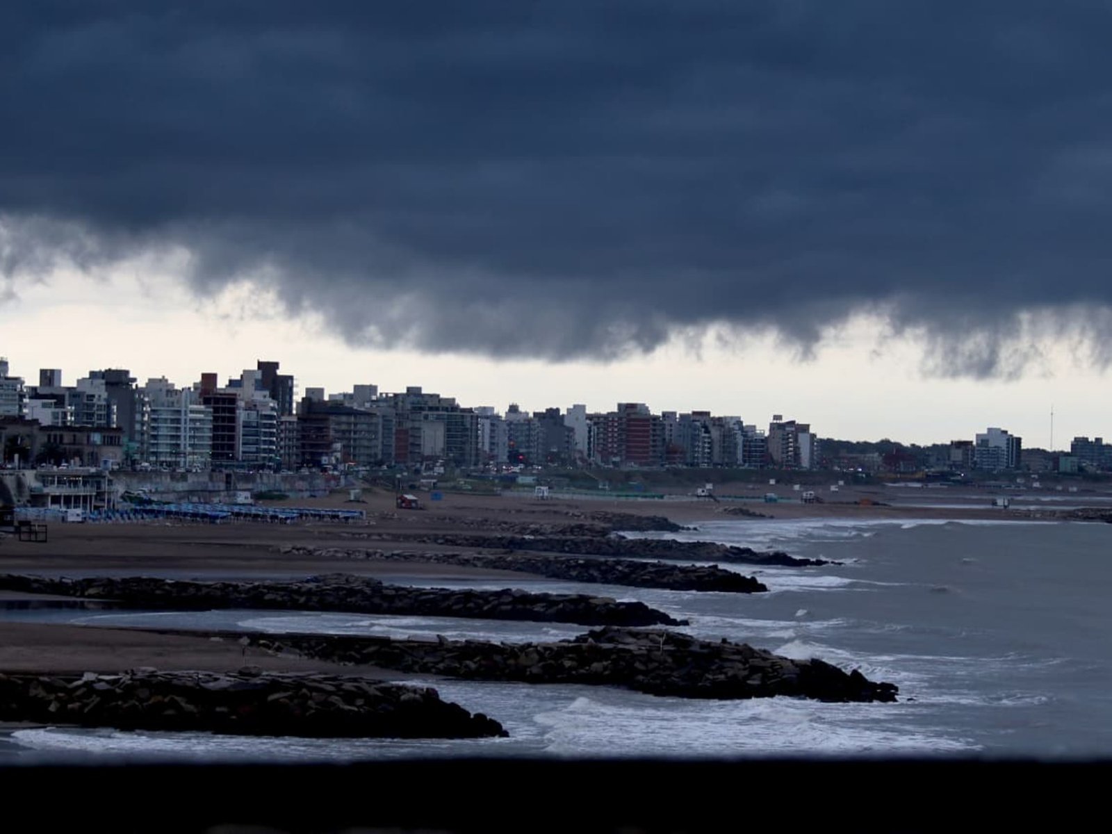 El SMN emitió una alerta naranja por lluvias fuertes para este martes en la provincia de Buenos Aires