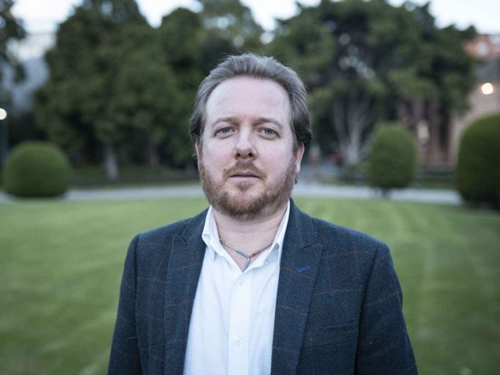 El autor Juan Esteban Constaín elogia a León XIV y lo define como “el único que enfrenta a Trump”