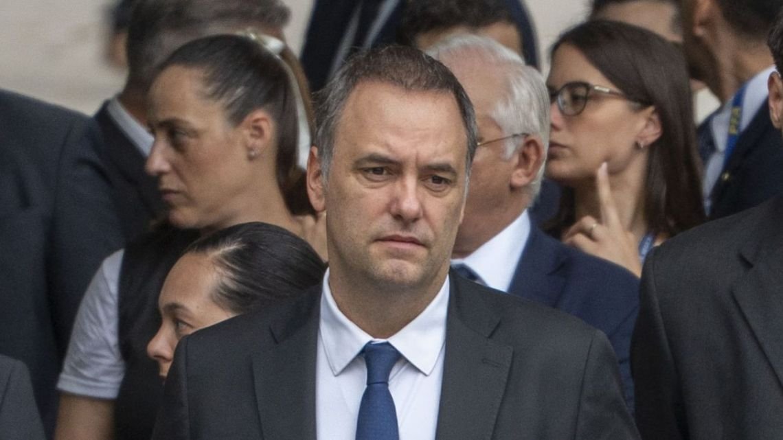 El biógrafo de Milei llamó "sinvergüenza que se aferra al poder" a Manuel Adorni y pidió su renuncia