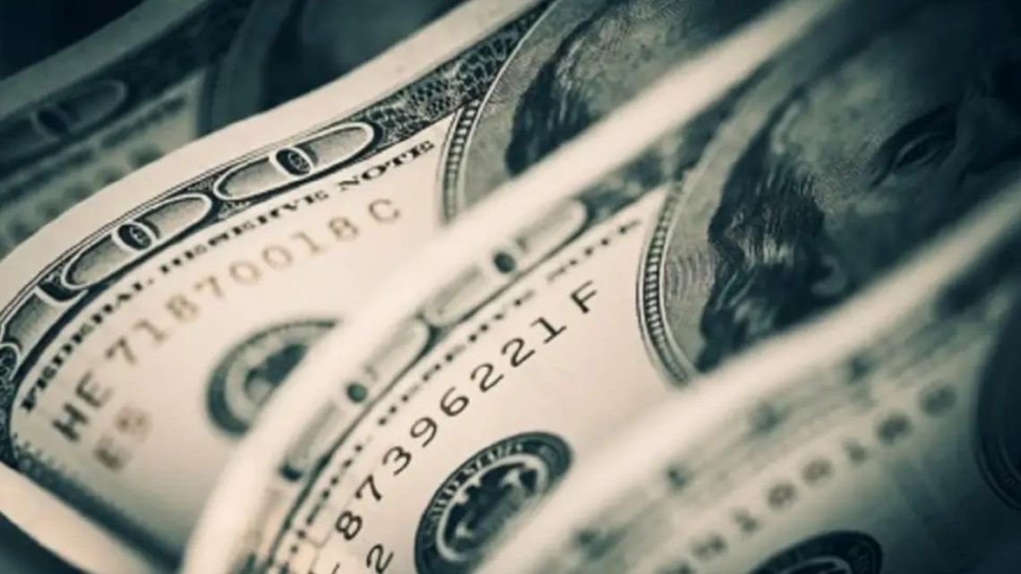 El dólar blue cerró en alza este lunes 27 de abril y el Banco Central compró dólares