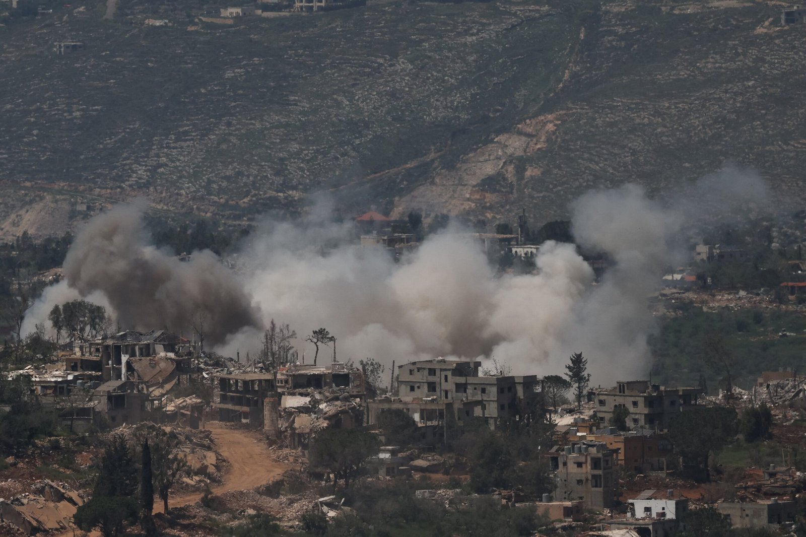 El ejército israelí amplía el alcance de sus ataques en Líbano pese al alto el fuego