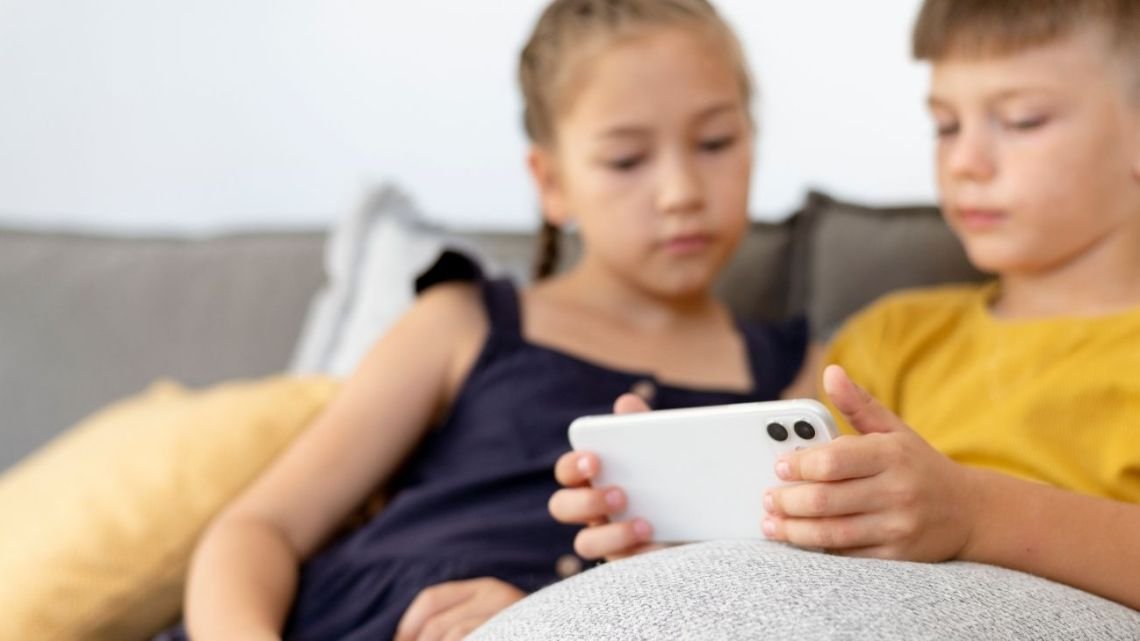 El grooming acecha en plataformas con millones de menores y las penas parten desde los 6 meses