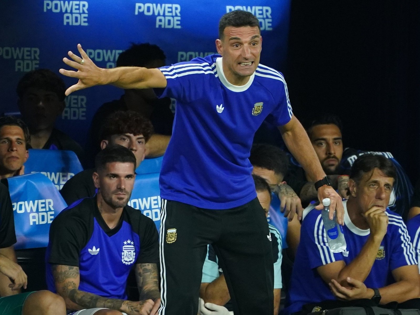 El incómodo momento de Scaloni con un intruso en la conferencia de prensa: "¡Quiero que estés preparado!"