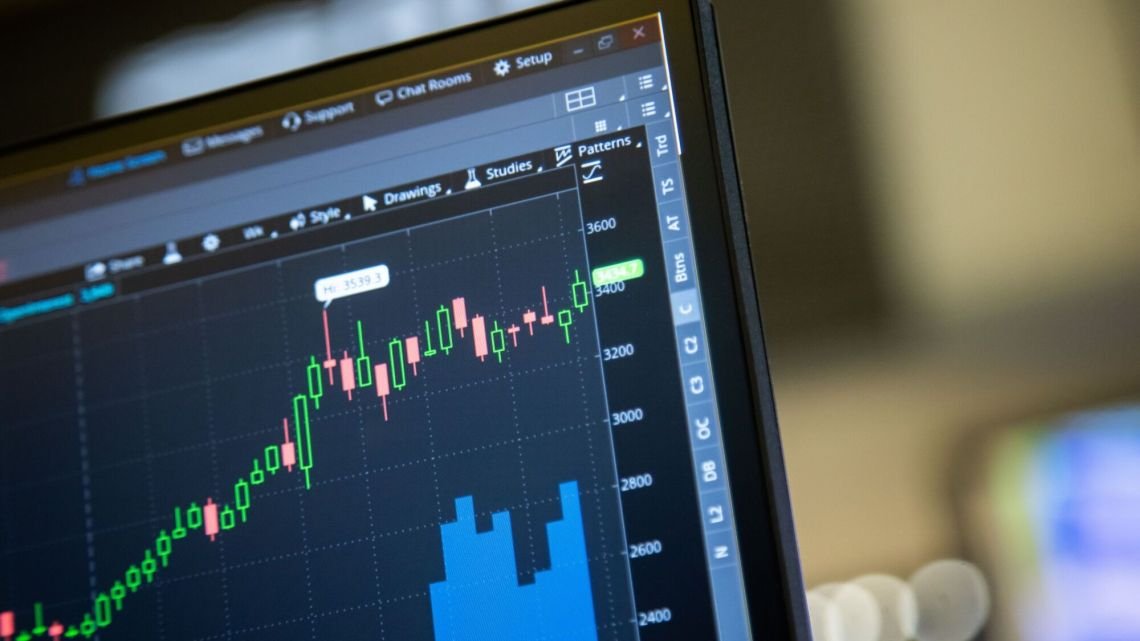 El petróleo superó los US$110 y luego recortó, en medio de la guerra y la tensión con Irán