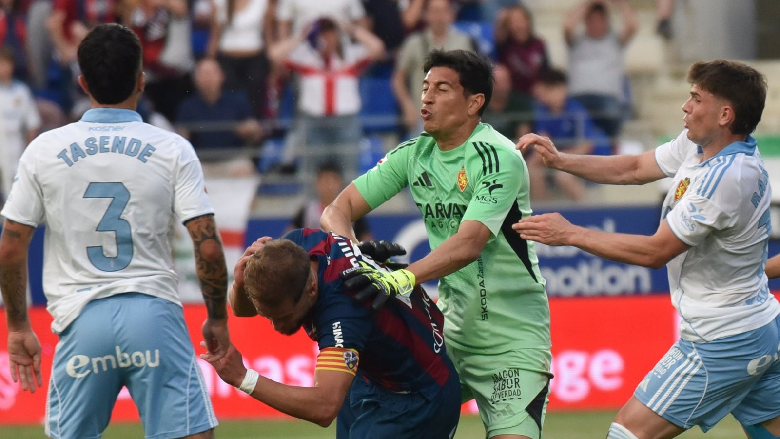 El portero del Zaragoza Esteban Andrada, castigado con 13 partidos de sanción por su puñetazo a Jorge Pulido