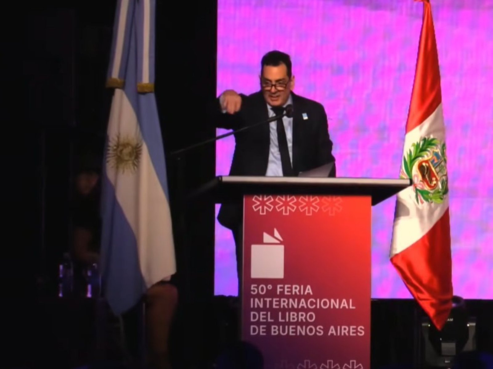 El secretario de Cultura fue escrachado en la Feria del Libro y se defendió a los gritos y con aplaudidores