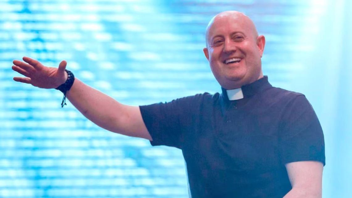 El show del "Cura DJ" en Plaza de Mayo convocó multitudes