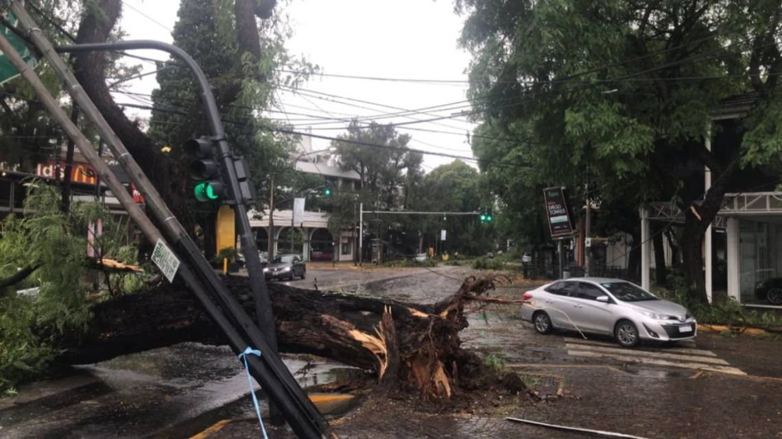 El violento temporal en el AMBA: inundaciones, serios destrozos y miles de usuarios sin luz
