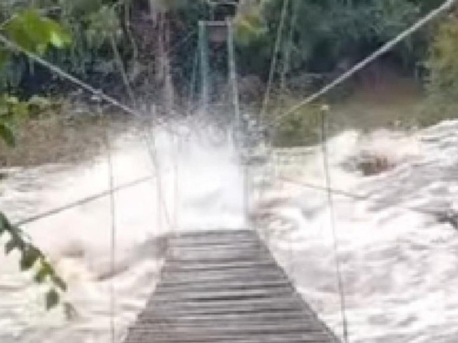 En Córdoba fuertes tormentas dejaron sin luz a una ciudad y arrancaron un puente por la crecida de un río