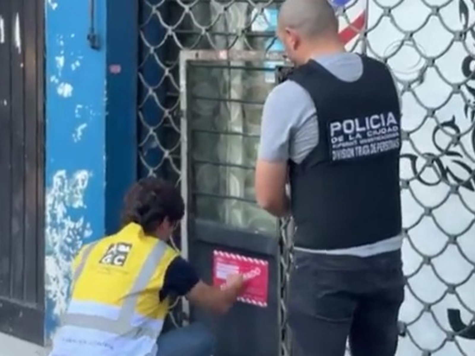 En una vieja barbería que hacía de fachada, hallaron un prostíbulo que funcionaba 24 horas en Floresta