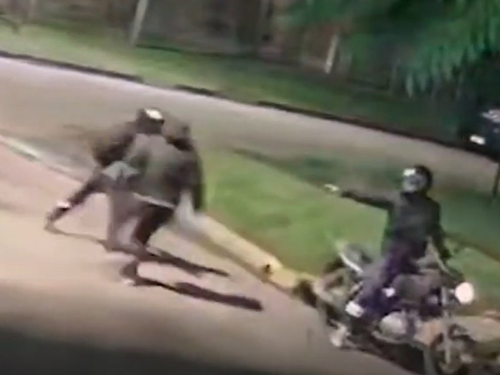 Esperaba el colectivo para ir a trabajar, dos motochorros le dispararon para robarle y murió: investigan si sufrió un infarto