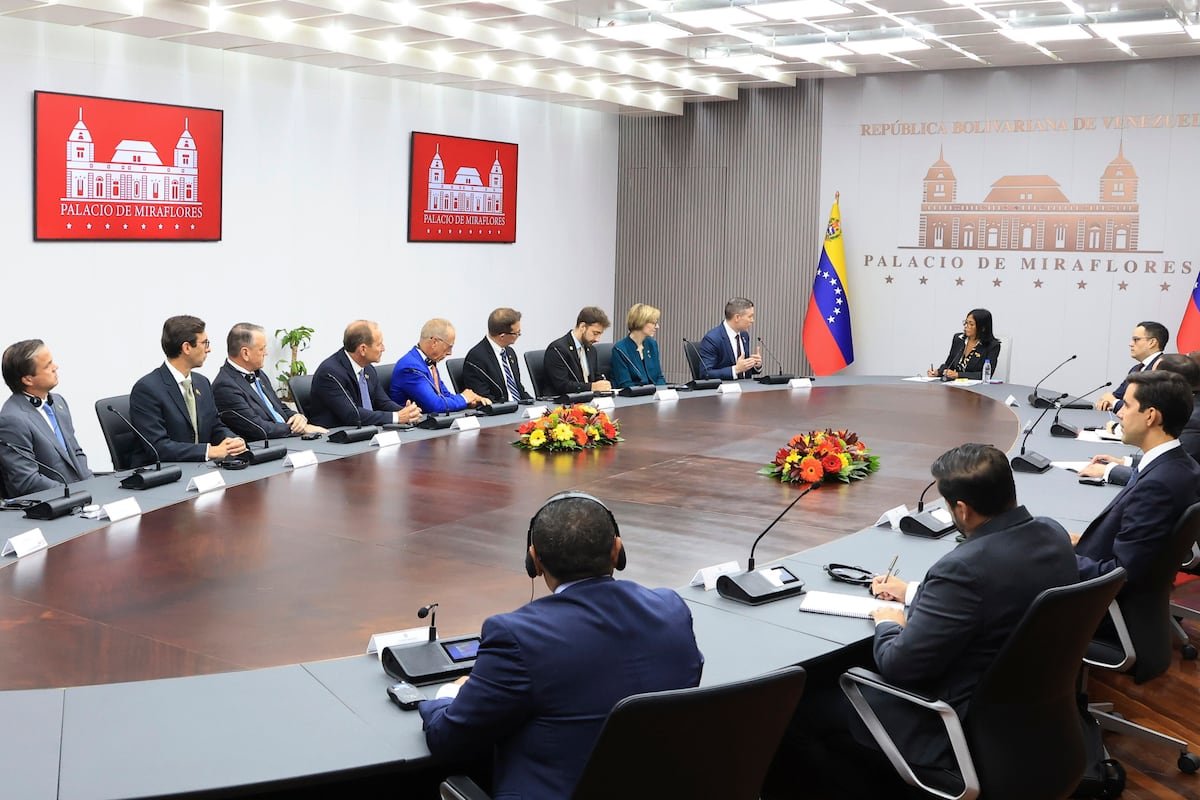 Estados Unidos cambia a sus emisarios en Caracas apenas 100 días después de la intervención