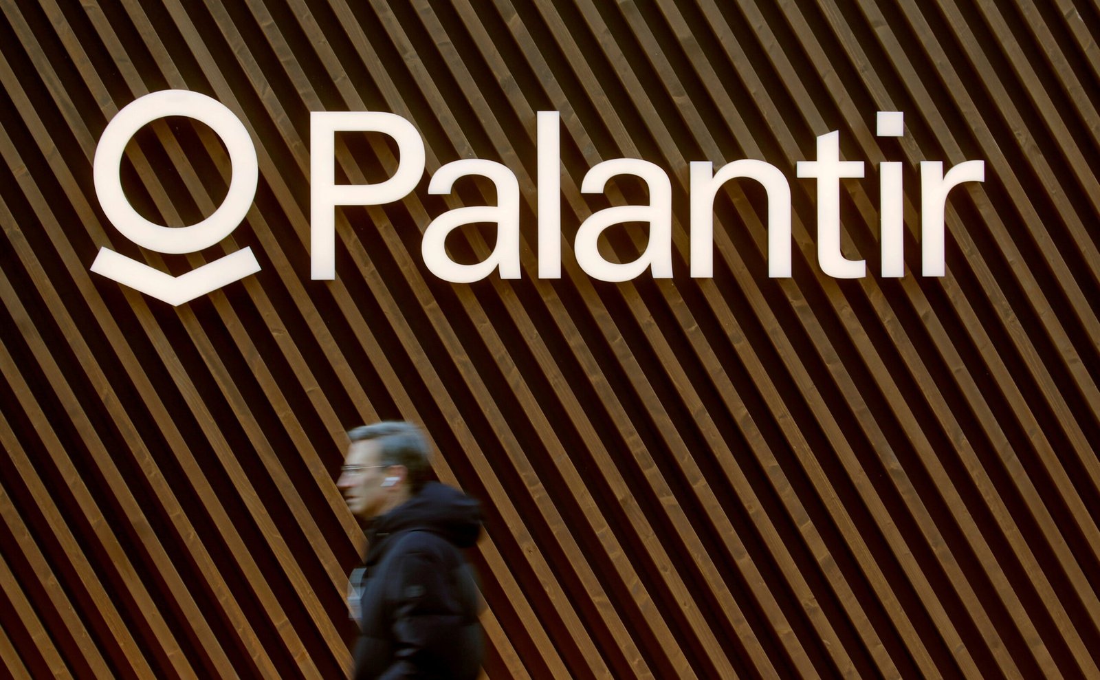 European money pours into Palantir: Over 100 asset managers and banks boost their investments in the controversial tech company