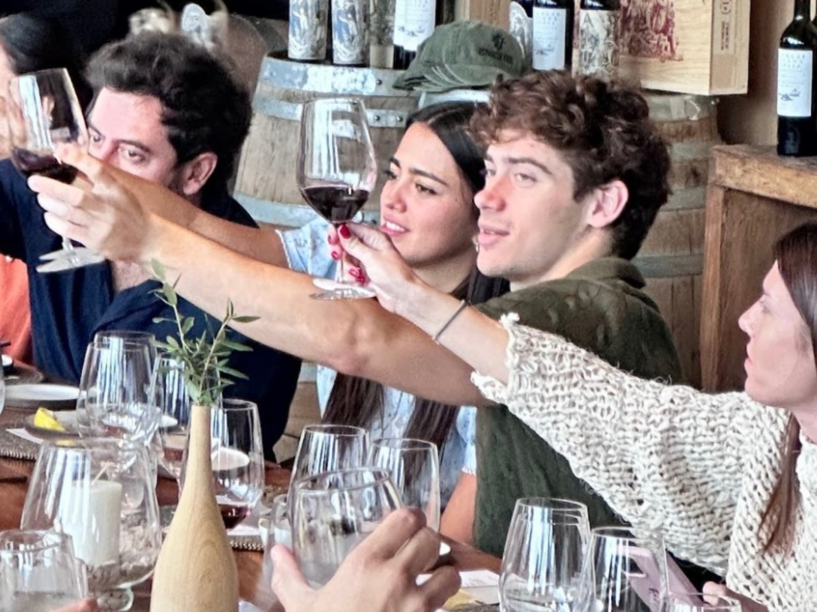 Franco Colapinto visitó una bodega top junto a su novia Maia Reffico en la previa del show de Fórmula 1 que revoluciona la Ciudad