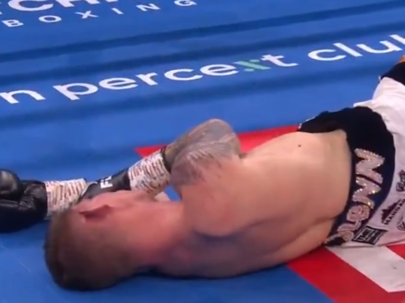 Glenn Byrne derribó cuatro veces a William Crolla, pero sufrió un furibundo nocaut que tal vez le impida volver a boxear