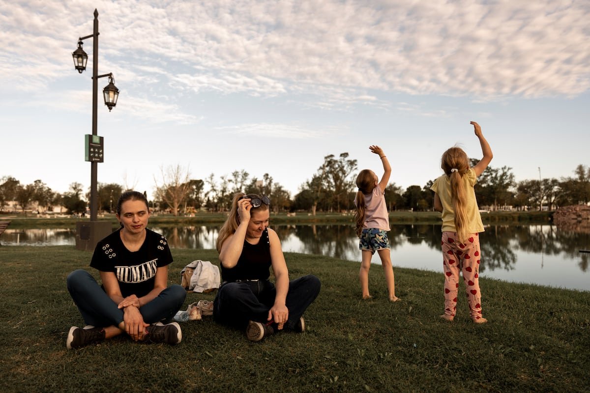 Golpeadas dentro, perseguidas fuera: el infierno de tres mujeres que rompieron con los menonitas en Argentina