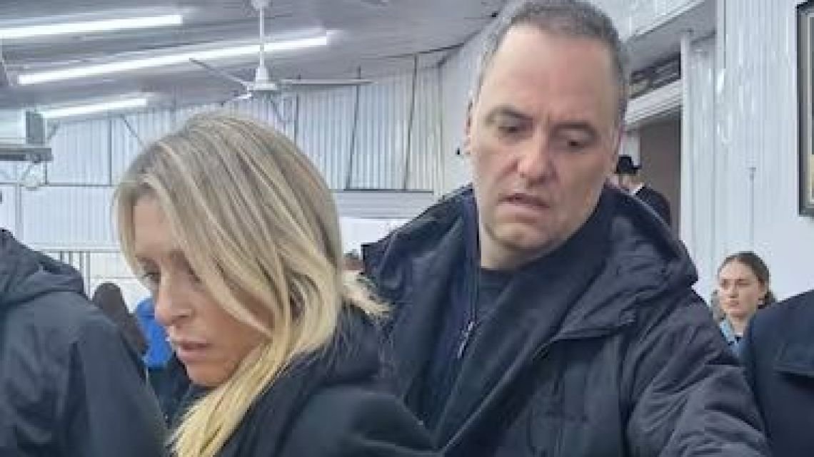 La Justicia descubrió que la esposa de Manuel Adorni gastó 6000 dólares en efectivo en España