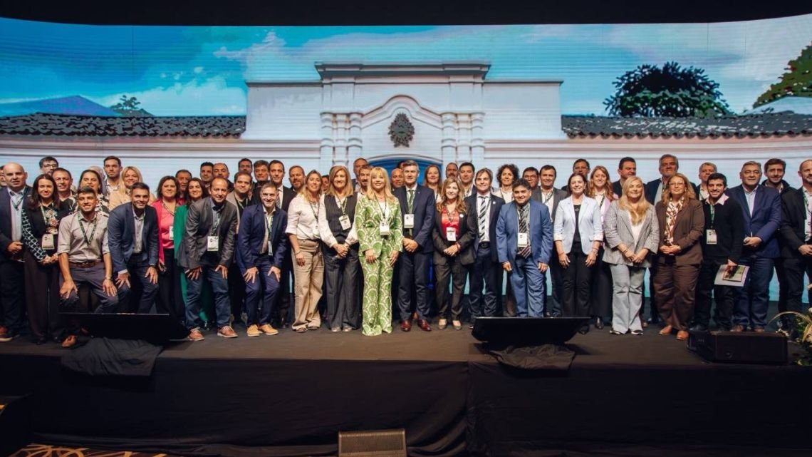 La Liga de Intendentes le reclamará a Milei la eliminación del impuesto a los combustibles