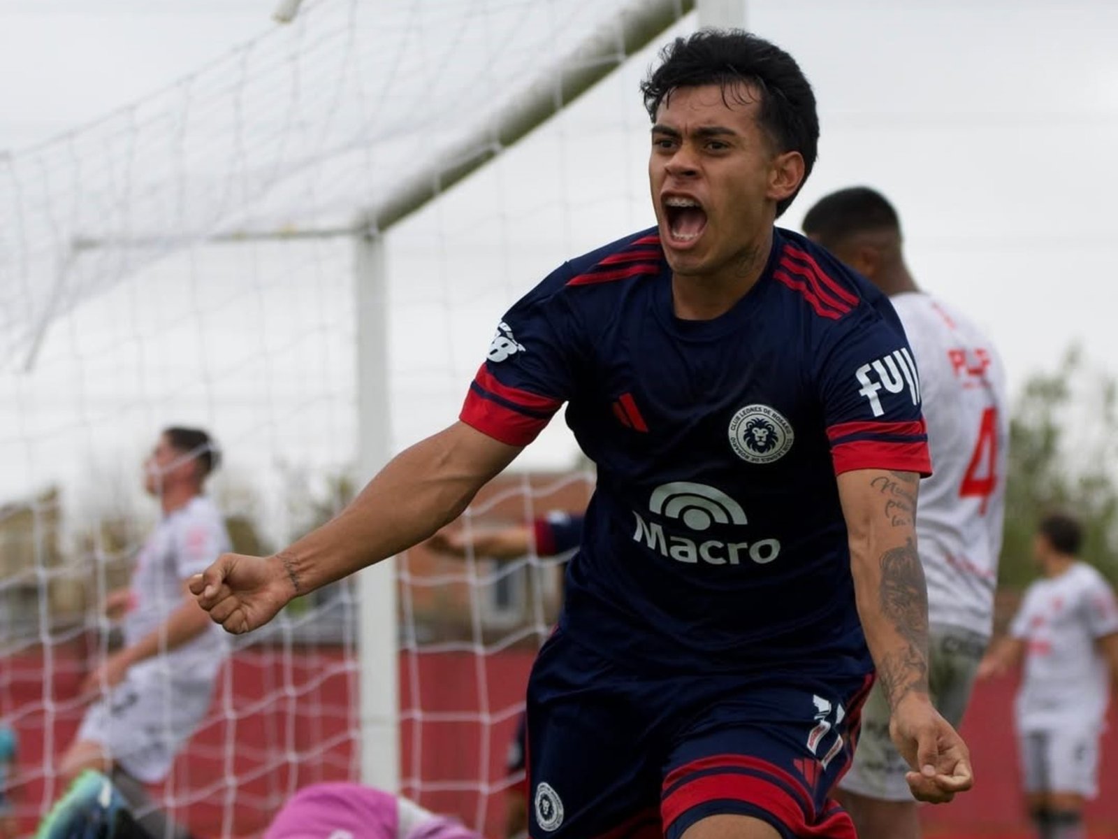 La lluvia de patadas contra el Leones FC, el equipo de la familia Messi que es el líder sensación de la Primera C